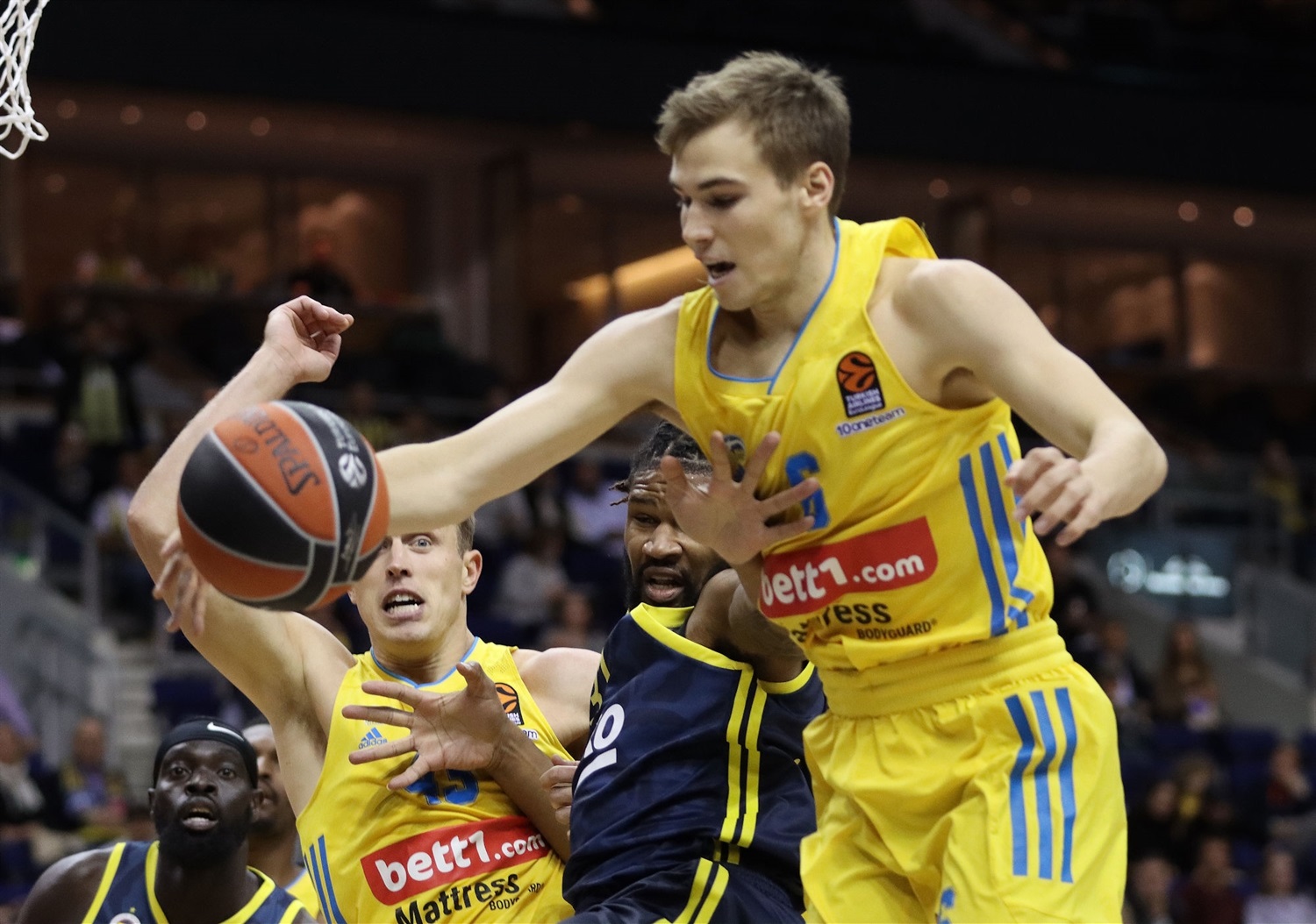 Lo y Da Silva marcan las diferencias ante el Fenerbahce (84-70)