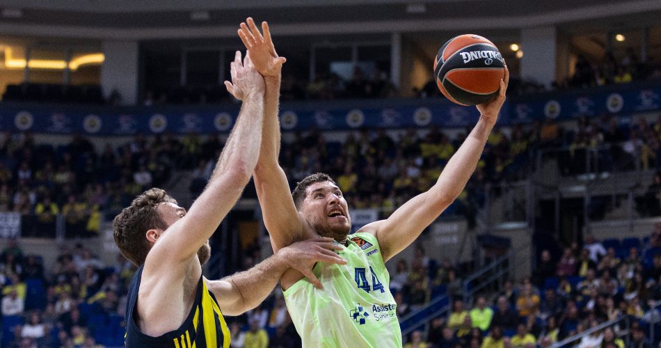 Fenerbahce y Valencia Basket aprietan por Joel Parra