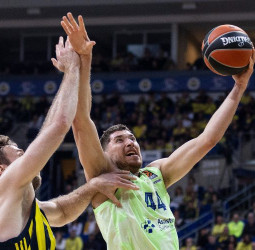 Fenerbahce y Valencia Basket aprietan por Joel Parra