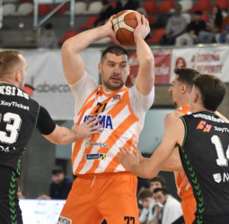 El ICG Força Lleida abre la puerta del liderato para el Leyma Coruña