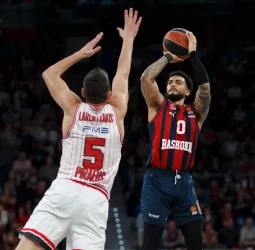 Baskonia se apoya en su defensa para vencer a Olympiacos, 80-69