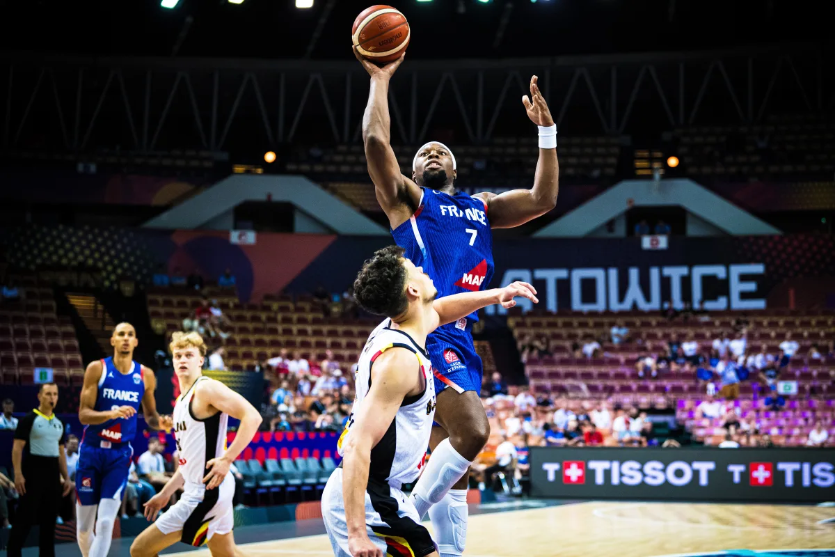 Francia arranca con autoridad y pasa por encima de Bélgica, 92-64