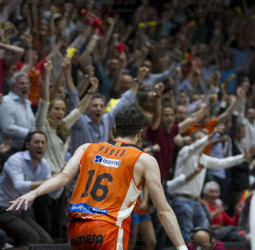Vives, sobre la bocina, mantiene con vida a Valencia Basket (87-86)