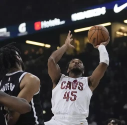 Donovan Mitchell y la torre Eiffel, lo más brillante de la noche parisina
