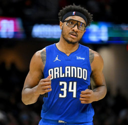 Los Angeles Lakers buscan un pívot