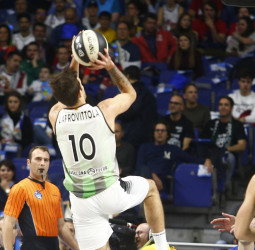 El Divina Seguros Juventud busca la clasificación matemática para el playoff en la pista del Baskonia