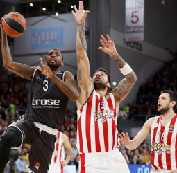 El Brose Baskets, remontada y victoria ante Olympiacos (67-65)