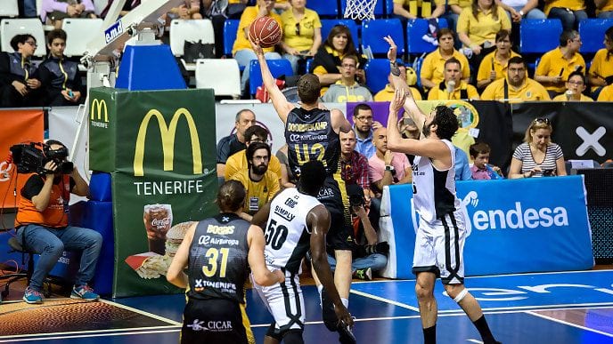 El Iberostar Tenerife sufre ante el RETAbet Bilbao Basket (80-76)