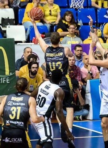 El Iberostar Tenerife sufre ante el RETAbet Bilbao Basket (80-76)