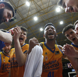 Un tenaz Valencia Basket supera las adversidades y tumba al Barça (86-76)