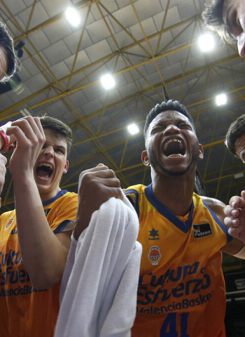 Un tenaz Valencia Basket supera las adversidades y tumba al Barça (86-76)