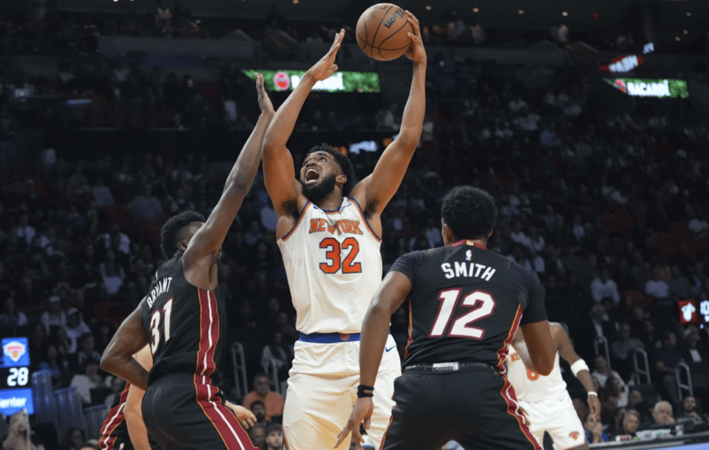 Towns marca el camino de los Knicks para ganar a Miami, 116-107