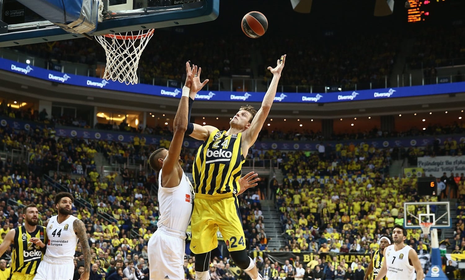 Jan Vesely y Fenerbahce llegan a un acuerdo de renovación