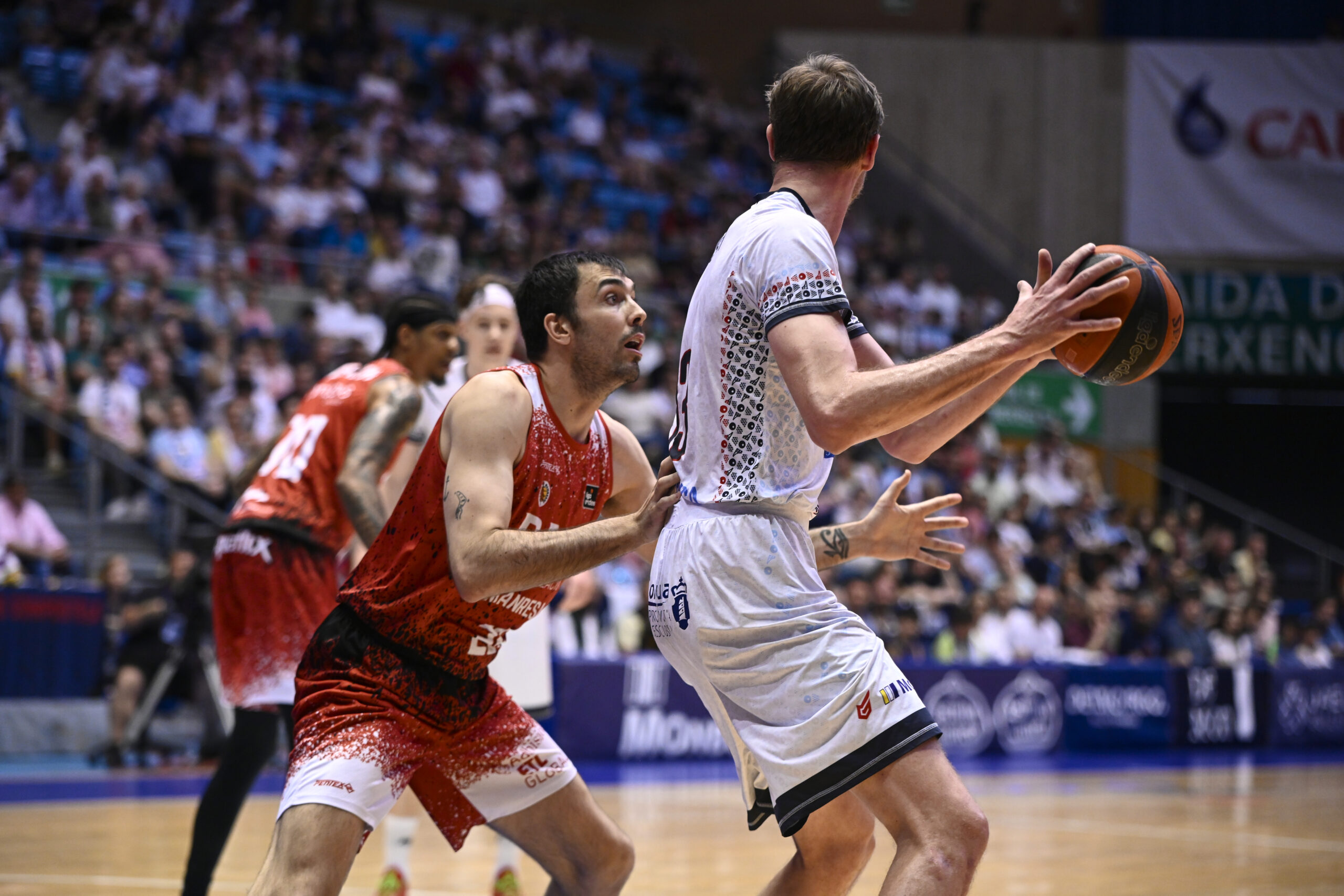 Monbus Obradoiro no consigue salir de puestos de descenso al perder ante un intenso BAXI Manresa (86-94)