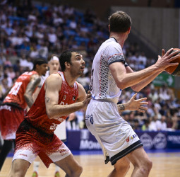 Monbus Obradoiro no consigue salir de puestos de descenso al perder ante un intenso BAXI Manresa (86-94)