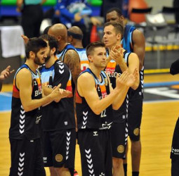 Los bases lideran la primera victoria de los burgaleses en Europa esta temporada (93-71)