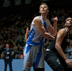 El Gipuzkoa Basket se lleva en Bilbao un derbi de infarto (71-74)