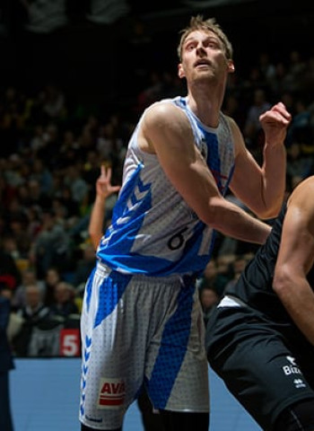 El Gipuzkoa Basket se lleva en Bilbao un derbi de infarto (71-74)