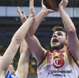 Un triple de Brussino da la victoria al Casademont Zaragoza (95-98)