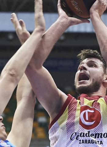 Un triple de Brussino da la victoria al Casademont Zaragoza (95-98)