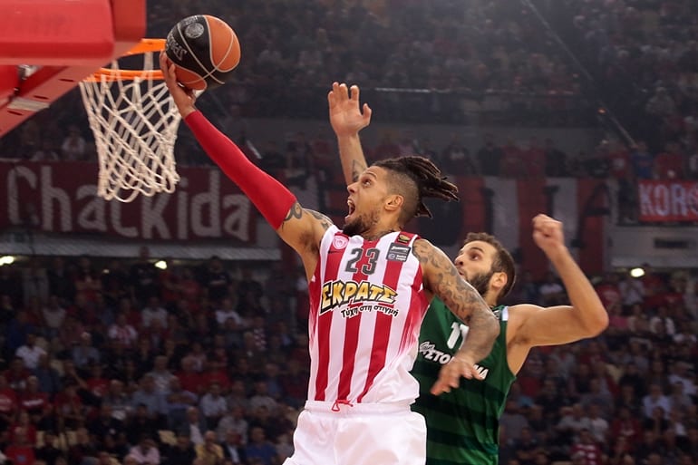 El primer derbi griego se tiñe de rojo