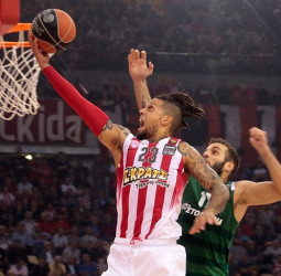 El primer derbi griego se tiñe de rojo