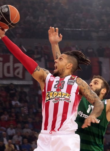 El primer derbi griego se tiñe de rojo