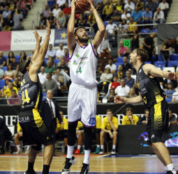 Smith hiere al Iberostar Tenerife con 23 puntos, pero Díaz hunde al Santiago Martín (72-73)