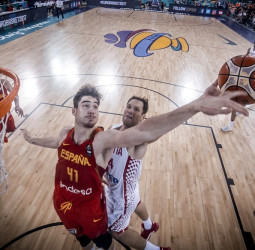 España vence a Croacia y certifica el primer puesto (73-79)