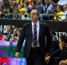 Iberostar Tenerife hace historia en el Santiago Martín de la mano de Txus Vidorreta
