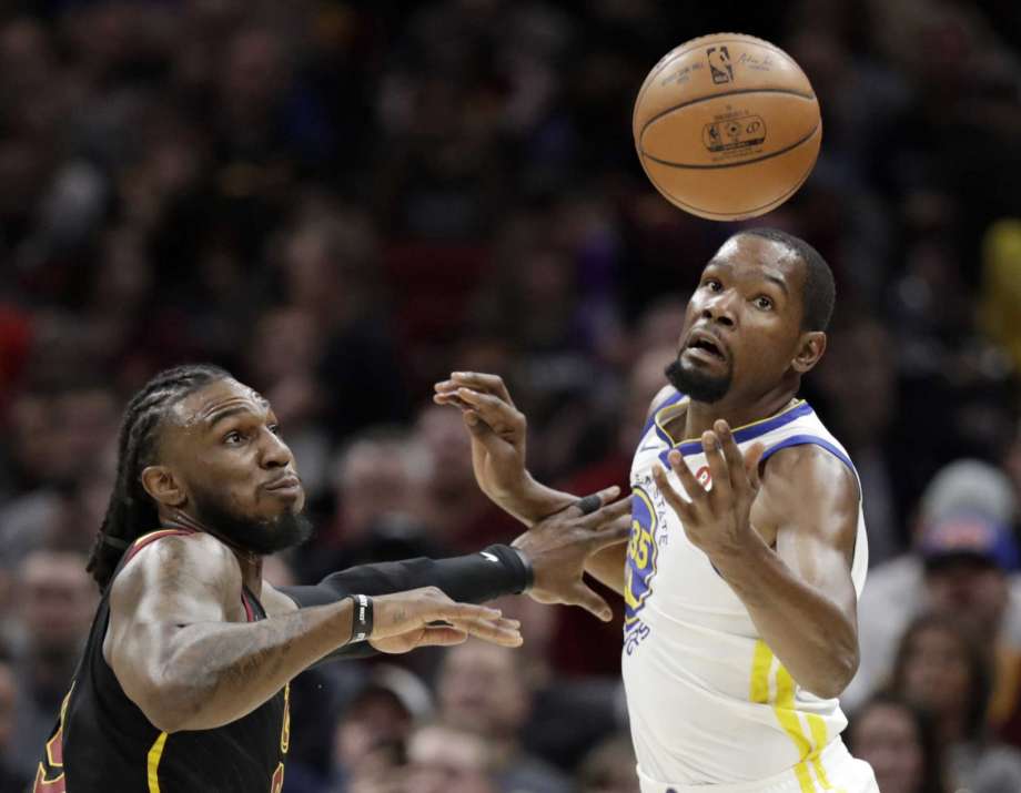 McConnell lidera a los Sixers, Markkanen hace historia, los Warriors se imponen a Cavaliers y Atlanta sorprende a Spurs