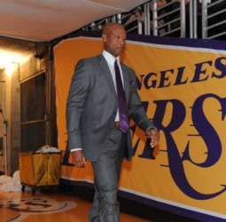 Byron Scott deja su cargo de entrenador en los Angeles Lakers