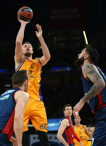 Victoria de carácter con sabor a Playoff para el Baskonia (83-66)