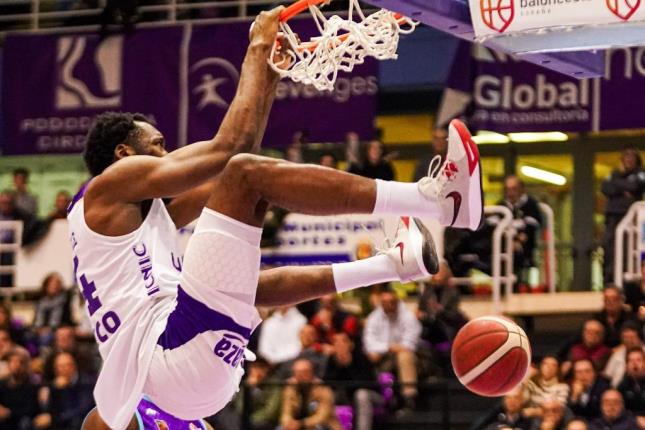 UEMC Real Valladolid tumba al líder en un derbi de pasiones