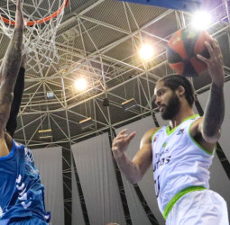 El Urbas Fuenlabrada logra su primera victoria (72-100)