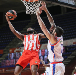 Victoria de oficio del Anadolu Efes en Belgrado (64-75)