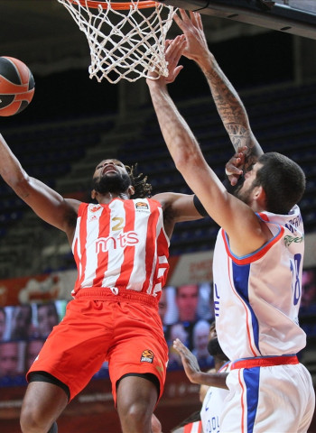 Victoria de oficio del Anadolu Efes en Belgrado (64-75)