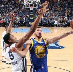 Curry ejecuta a los Grizzlies, y los 50 puntos de Booker no sirven para que los Suns ganen