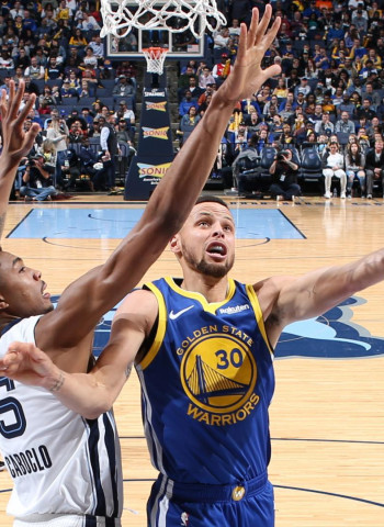 Curry ejecuta a los Grizzlies, y los 50 puntos de Booker no sirven para que los Suns ganen