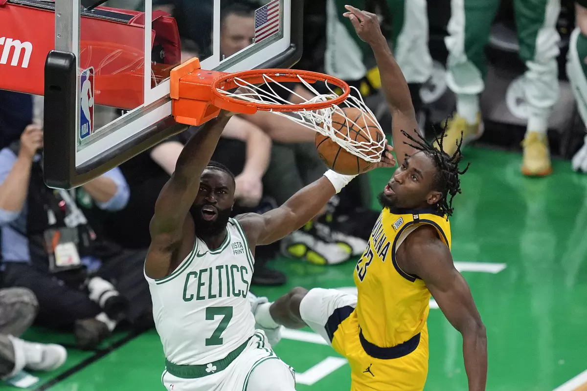 Brown fuerza la prórroga y los Celtics ganan el primero, 133-128 [1-0]