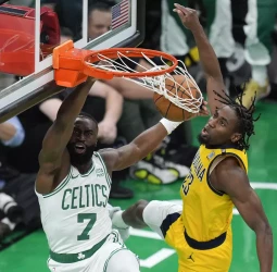 Brown fuerza la prórroga y los Celtics ganan el primero, 133-128 [1-0]