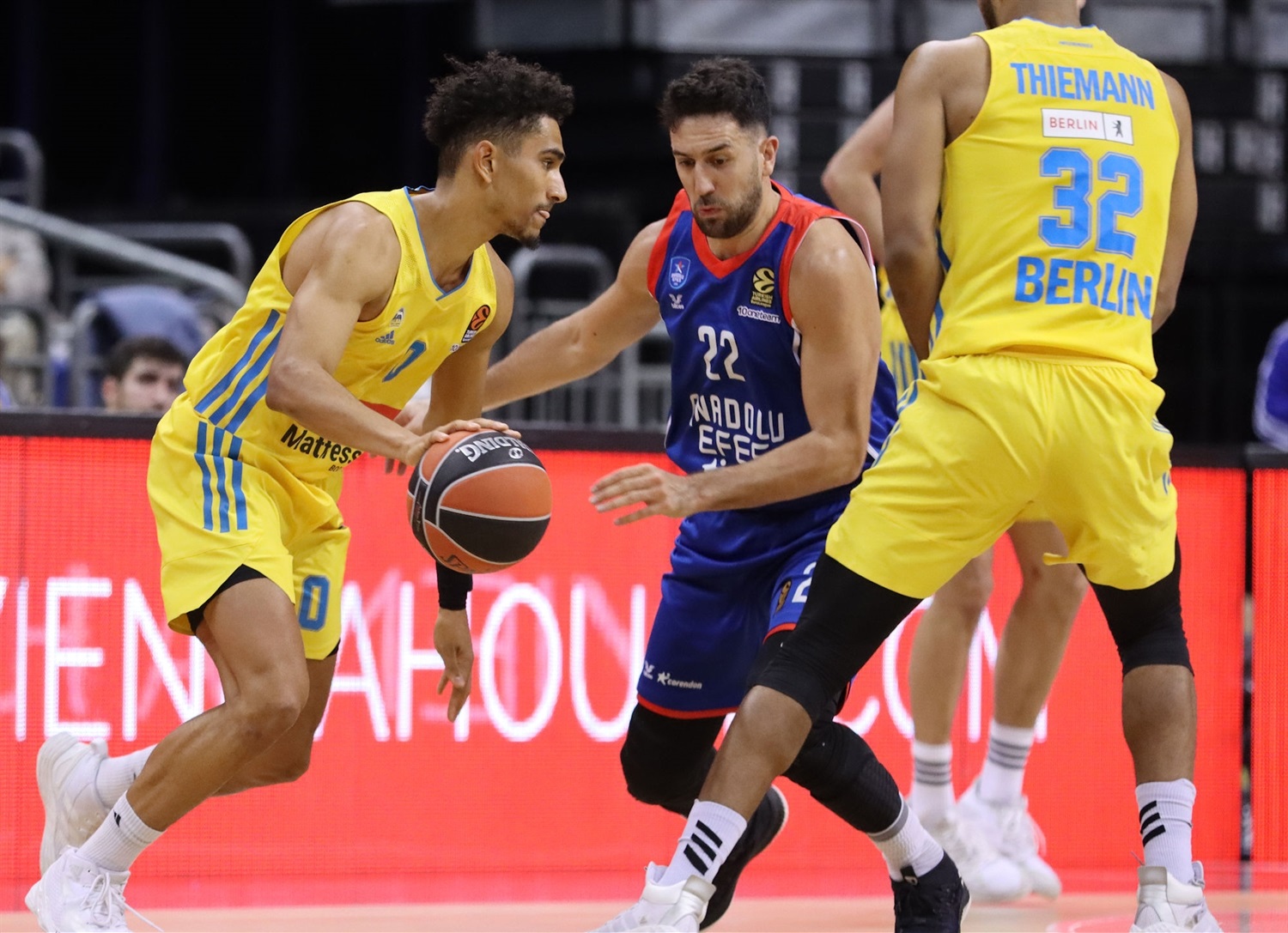 Micic lidera la vuelta a las victorias del Anadolu Efes (63-90)