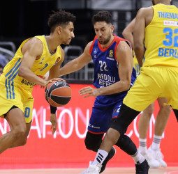 Micic lidera la vuelta a las victorias del Anadolu Efes (63-90)