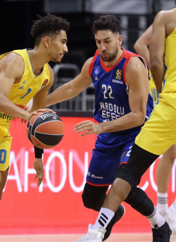Micic lidera la vuelta a las victorias del Anadolu Efes (63-90)