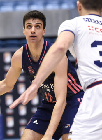 El oficio del Real Madrid se impone en Santiago (71-87)