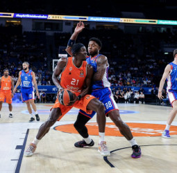 Derrota taronja en la pista del Anadolu Efes (77-73)