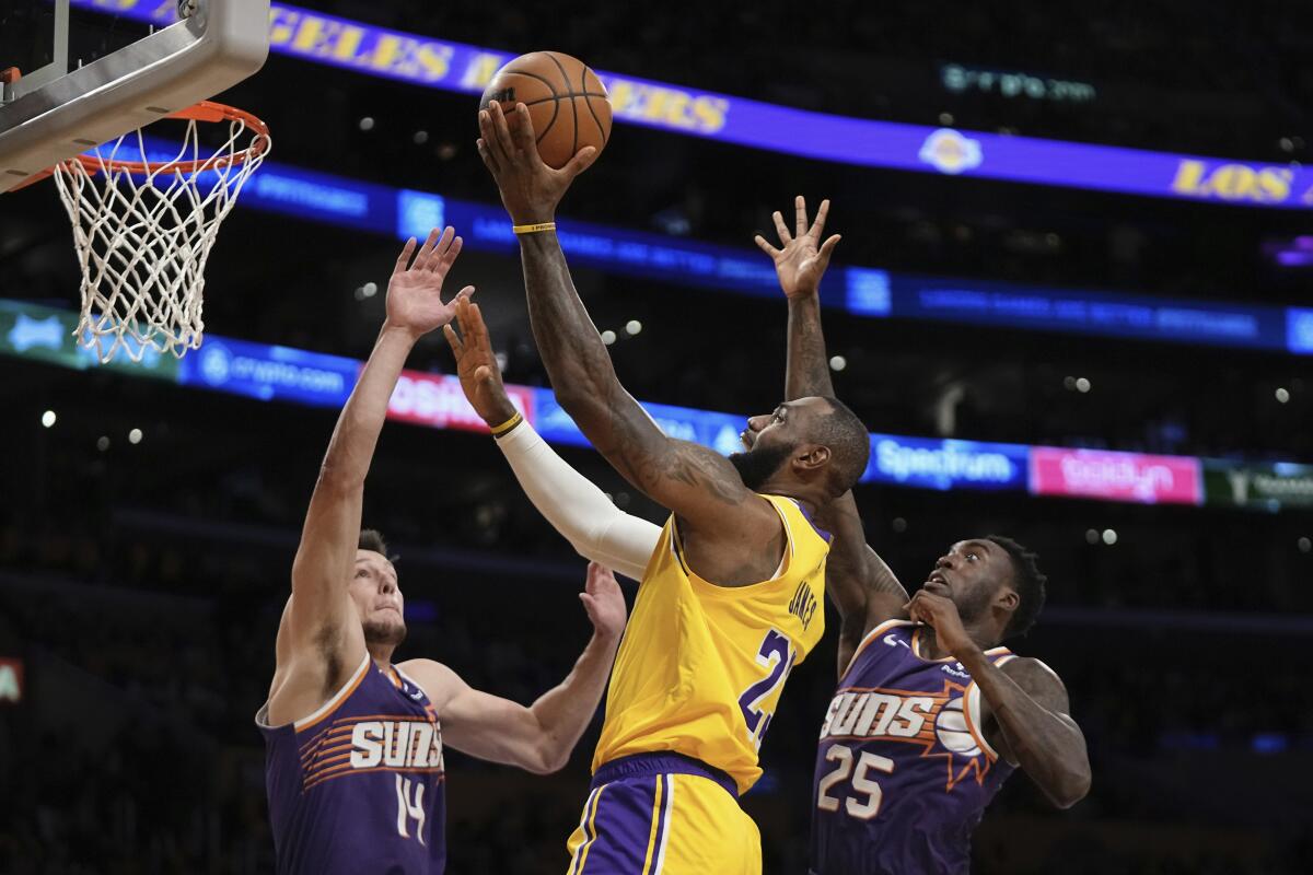 LeBron James le gana la batalla a Kevin Durant, 95-100