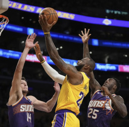 LeBron James le gana la batalla a Kevin Durant, 95-100