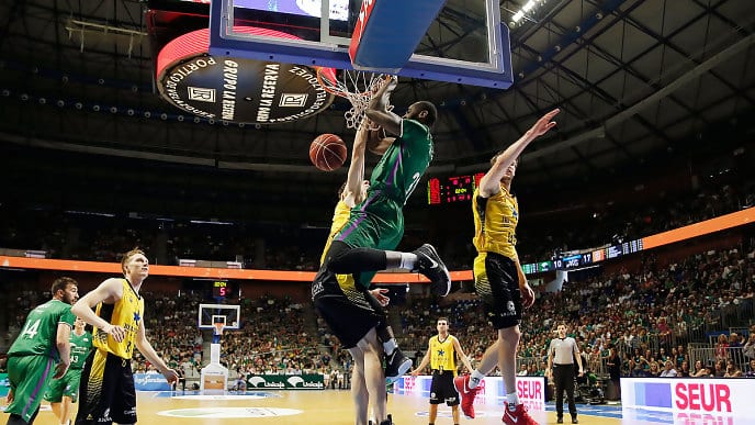 El Unicaja suma su primer punto con un Eyenga de impacto (79-65)