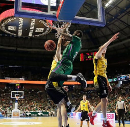 El Unicaja suma su primer punto con un Eyenga de impacto (79-65)